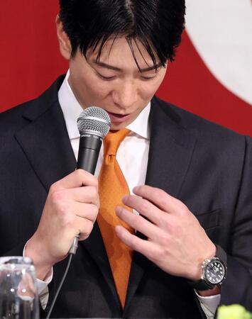 　オレンジ色のネクタイを着用して、巨人入団の記者会見に臨んだ松本