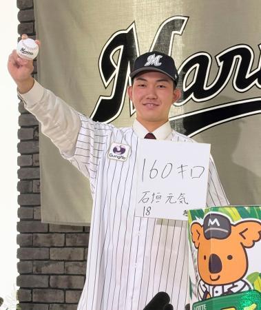 　ロッテへの入団が決まった石垣元気＝２７日、群馬県高崎市