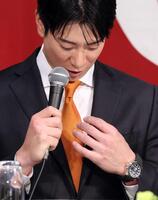 　オレンジ色のネクタイを着用して、巨人入団の記者会見に臨んだ松本