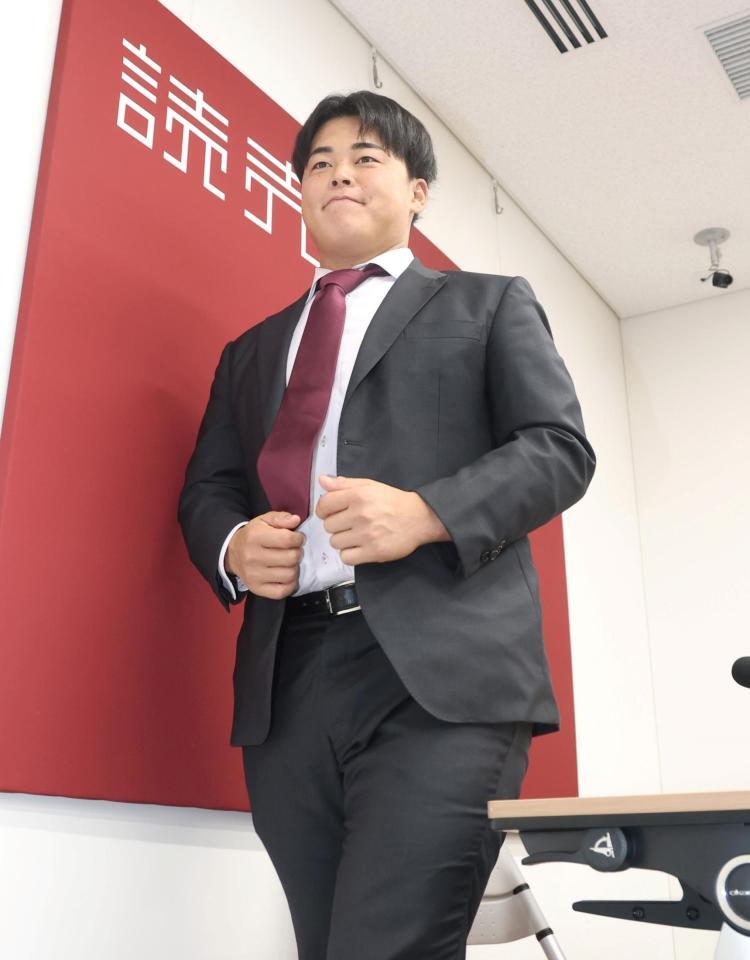 　契約更改を終え、会見する山瀬（撮影・石井剣太郎）