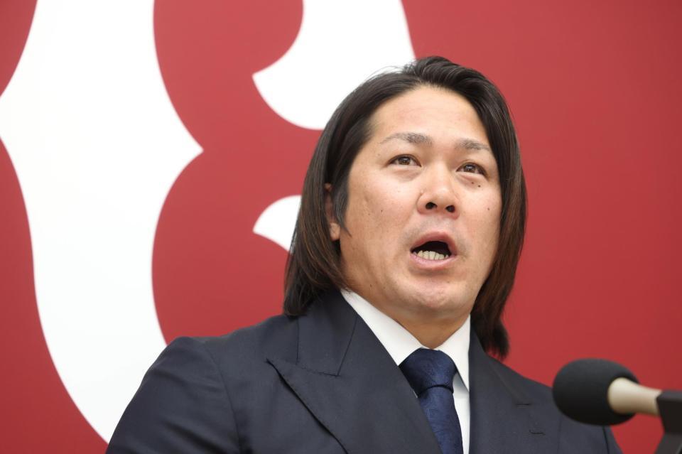 　契約更改を終え、会見する甲斐（撮影・石井剣太郎）