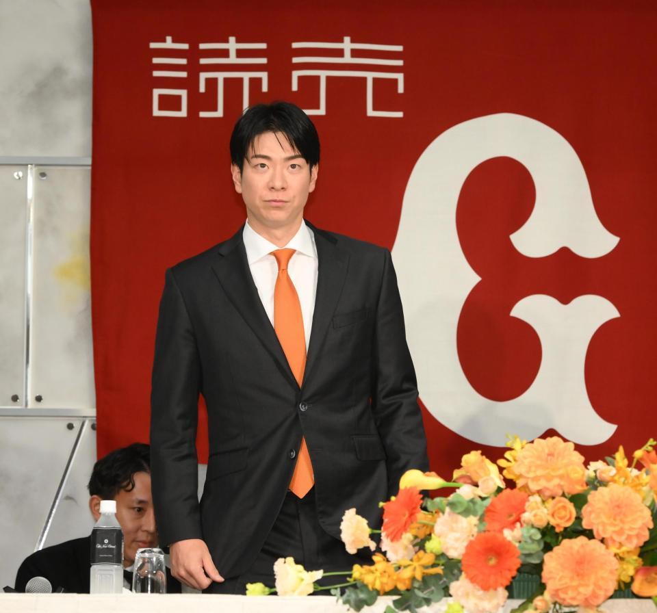 　入団会見に臨む松本（撮影・堀内翔）