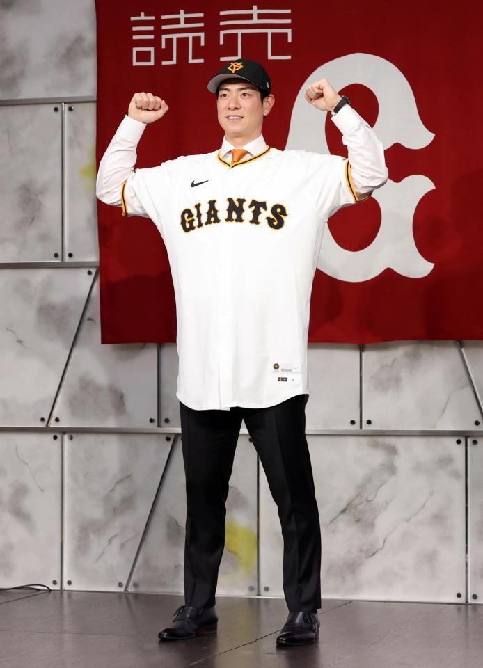　巨人の入団記者会見でポーズをとる松本