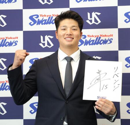 　来季への思いを色紙に記した中村優（撮影・西岡正）