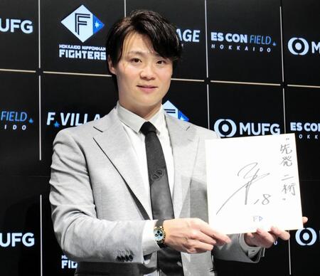 　契約を更改し、来季の目標を掲げる山崎