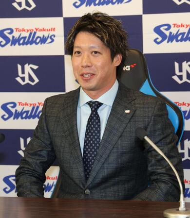 　契約更改を終えて会見する山田（撮影・西岡正）