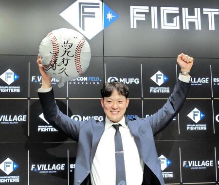 　契約を更改し、来季へ「馬九行久（うまくいく）」と願いを込めてポーズをとる斎藤