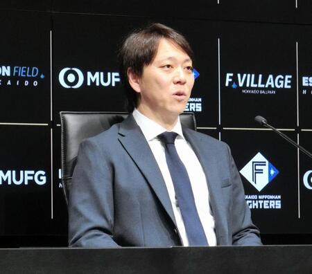 　契約を更改し、会見する宮西