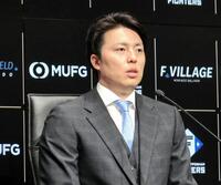 　契約を更改し、会見する田中