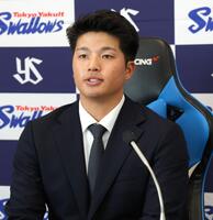 　契約更改を終えて会見する中村優（撮影・西岡正） 