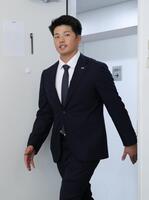 　契約更改を終えて会見に臨む中村優（撮影・西岡正） 