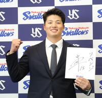 　来季への思いを色紙に記した中村優（撮影・西岡正）