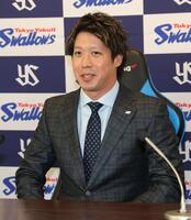 　契約更改を終えて会見する山田（撮影・西岡正）