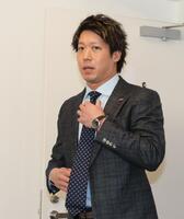 　契約更改を終えて会見に臨む山田（撮影・西岡正）