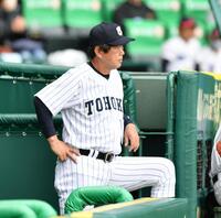 　山梨学院戦で指揮を執る東北高監督の佐藤洋さん＝２０２３年３月