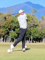 　球団の納会ゴルフで豪快なショットを見せる阿部監督