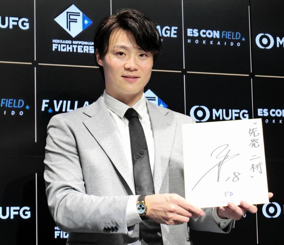 　契約を更改し、来季の目標を掲げる山崎