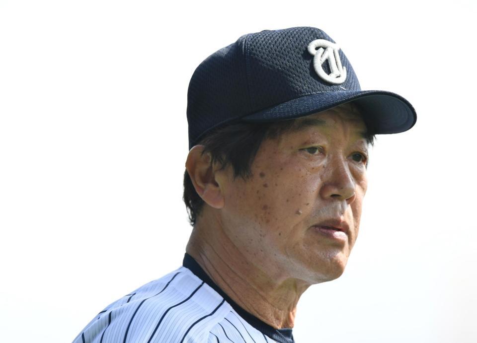 　山梨学院戦で指揮を執る東北高監督の佐藤洋さん＝２０２３年３月