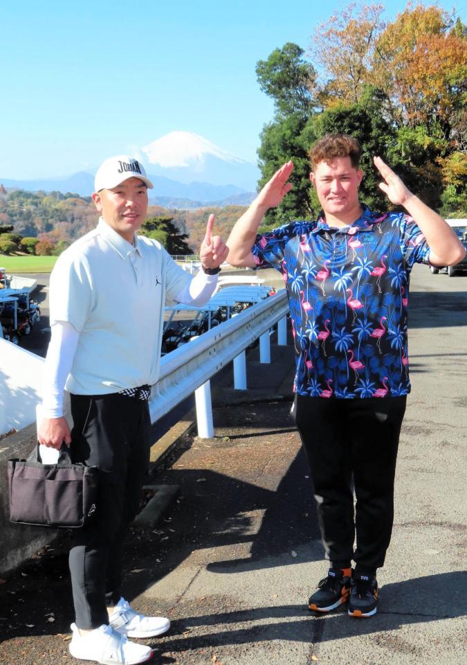 　球団の納会ゴルフで富士山をバックに記念撮影をする阿部監督（左）とリチャード