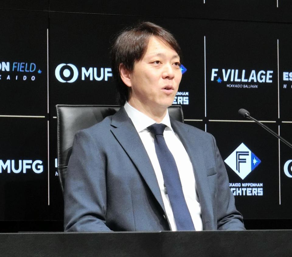 　契約を更改し、会見する宮西