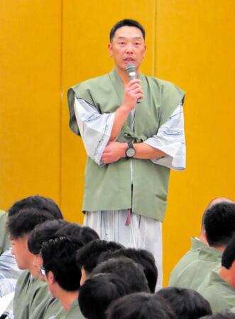 　球団納会であいさつする阿部監督