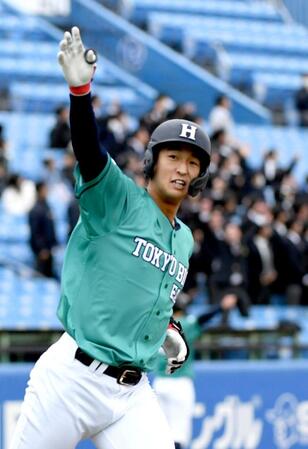 　５回、ＥＡＳＴ・松下歩叶（法大）は左越えに２ランを放ち、ガッツポーズを見せる（撮影・佐藤厚）