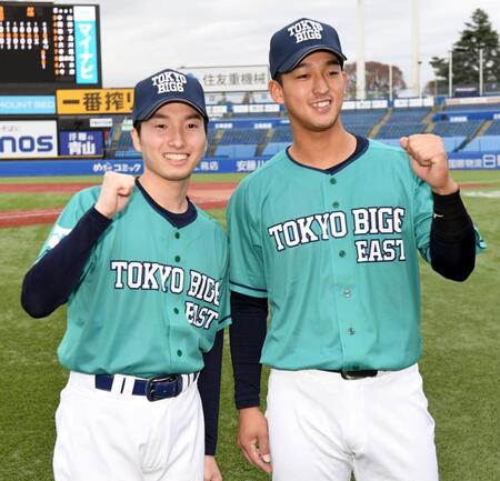 　記念撮影する東大・渡辺向輝（左）と法大・松下歩叶（撮影・佐藤厚）