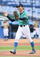 　４回表に登板し１安打無失点に抑え、笑顔を見せる渡辺向輝（東大）＝撮影・佐藤厚