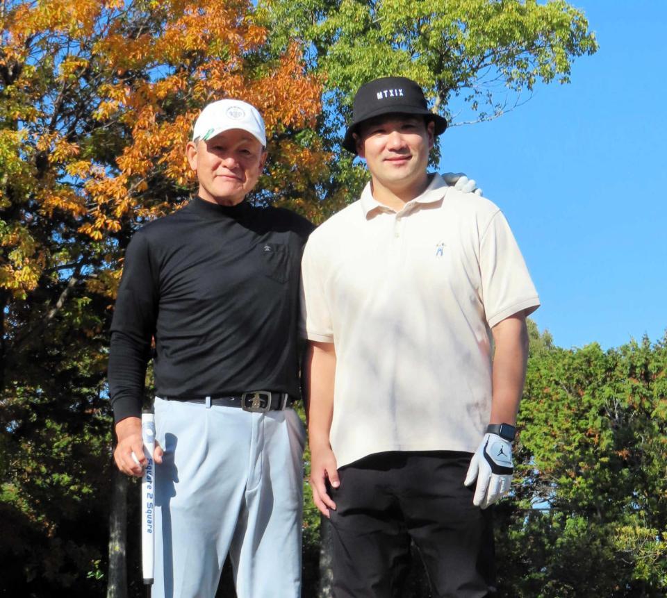 　納会ゴルフを同組で回った田中将（右）と久保巡回投手コーチ（撮影・中田康博）