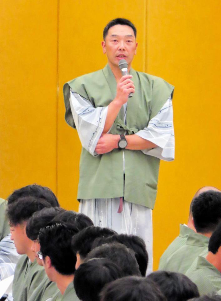 　球団納会であいさつする阿部監督