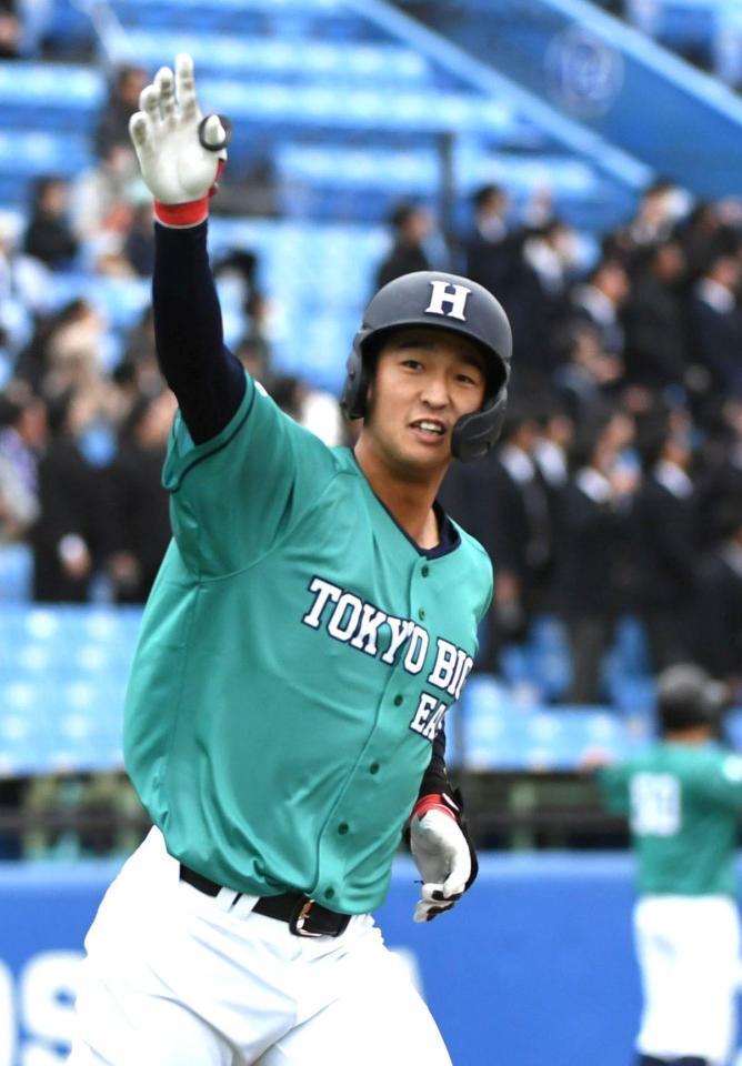 　５回、松下歩叶（法大）は左越えに２ランを放ち、ガッツポーズを見せる（撮影・佐藤厚）