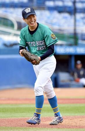 　４回表に登板し、１安打無失点の好投で笑顔を見せるＥＡＳＴ・渡辺向輝（東大）＝撮影・佐藤厚