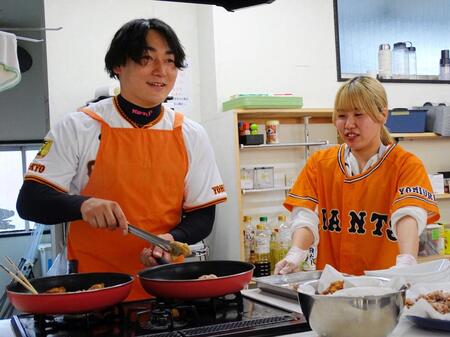 　丸が中高生放課後施設を訪問。唐揚げを揚げる