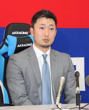 　契約更改を終え、記者会見する中日・藤嶋＝３０日、ナゴヤ球場