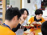 　丸が中高生放課後施設を訪問。中高生と一緒に自ら揚げた空揚げをほおばる