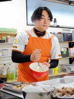 　丸が中高生放課後施設を訪問。手料理に挑戦し、ゆで卵を潰しタルタルソースを作る