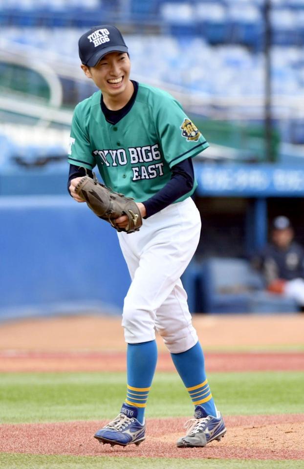 　４回表に登板し、１安打無失点の好投で笑顔を見せるＥＡＳＴ・渡辺向輝（東大）＝撮影・佐藤厚