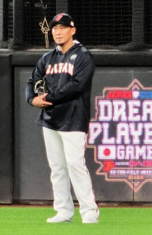 　打撃練習を見つめる中田翔氏