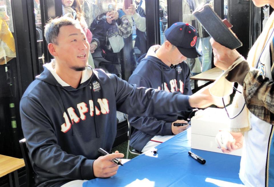 　ファンにサインする中田翔氏