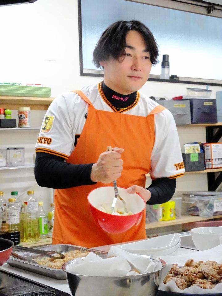 　丸が中高生放課後施設を訪問。手料理に挑戦し、ゆで卵を潰しタルタルソースを作る