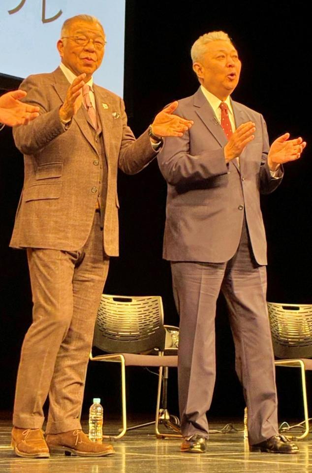 　声を合わせ、両球団の応援歌を歌う掛布氏（左）と江川氏