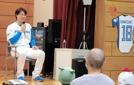 　入院中の子供たちと交流する山崎