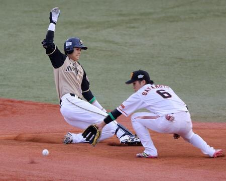 　右中間を破る打球で一気に二塁を奪う日本ハム・大谷翔平（野手・巨人・坂本勇人）＝２０１３年７月
