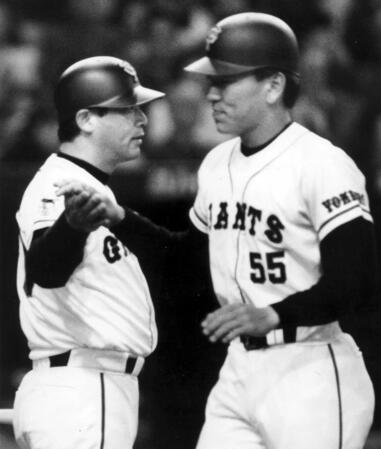 　松井秀喜（右）がこの日２本目のホームランを放ち落合博満と握手＝１９９４（平成６）年４月９日