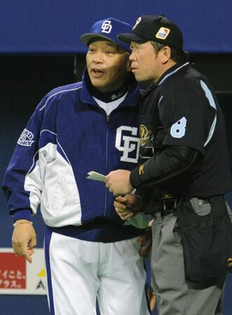 　９回、好投の山井から岩瀬への交代を告げる中日・落合監督＝２００７年１１月１日