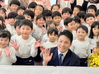 　「学用品寄贈式」に出席した則本と笑顔の子どもたち