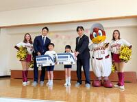 　「学用品寄贈式」に出席した則本（左から２番目）、京成電鉄株式会社・延命誠取締役執行役員（右から３番目）