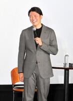 　都内でトークショーを行った坂本