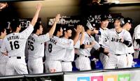 　坂本勇人（右）は左越えにソロを放ち、大谷翔平（背番号１６）らナインとタッチを交わす＝２０１５年１１月