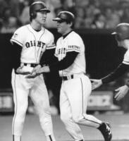 　落合博満（右）は左越えに５号３ランホーマーを放ち松井秀喜に迎えられる＝１９９４（平成６）年５月５日